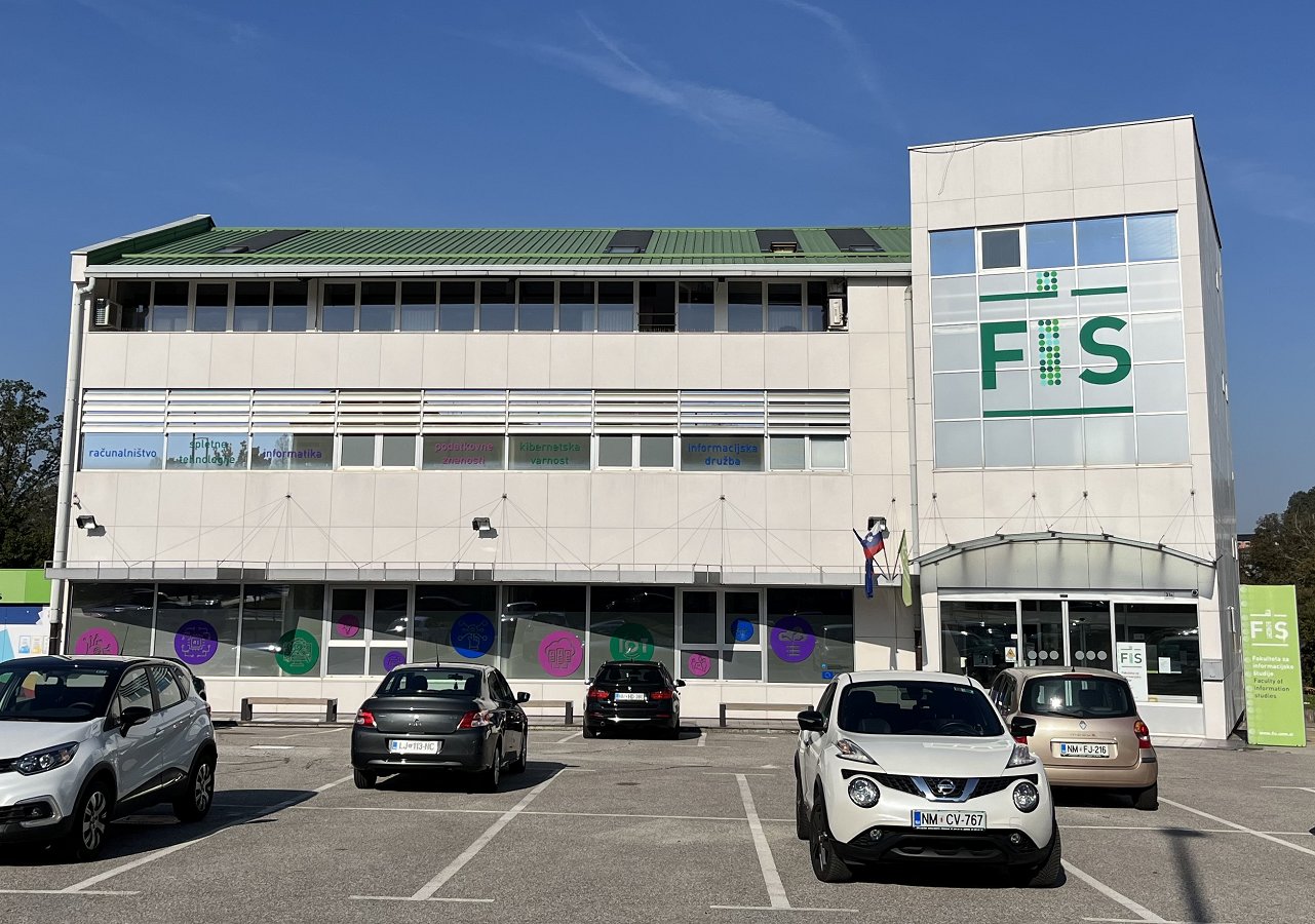 od zunaj stavba fakultete