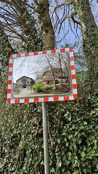 Čistilna_ogledala na križišču Marjana Kozine in Ragovske