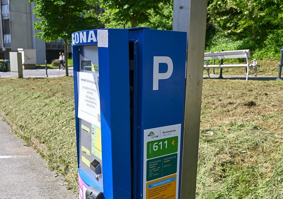 poskodovan parkomat