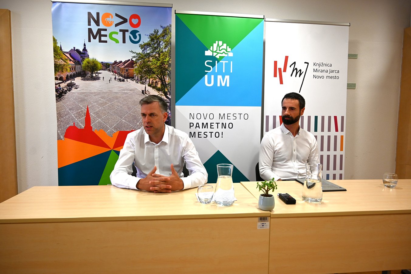 župan Gregor Macedoni in direktor Knjižnice Mirana Jarca Luka Blažič na novinarski konferenci