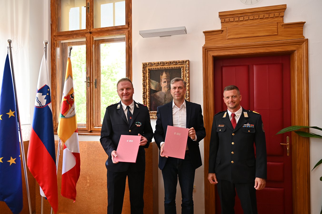 podpisnika Gasilci PGD Potov vrh-Slatnik podpisali pogodbo za nakup novega gasilskega vozila