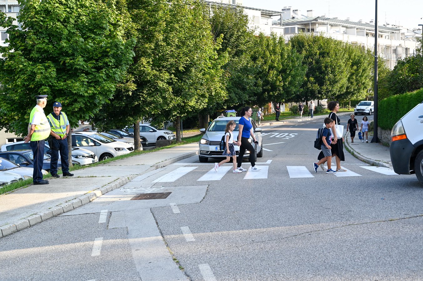 učenci na poti v šolo Varno v šolo: Skupaj za večjo prometno varnost otrok