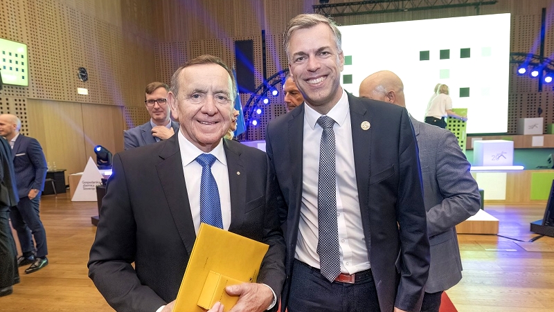 Joze Colaric in zupan Gregor Macedoni Častni občan Jože Colarič prejel Zlati red za zasluge