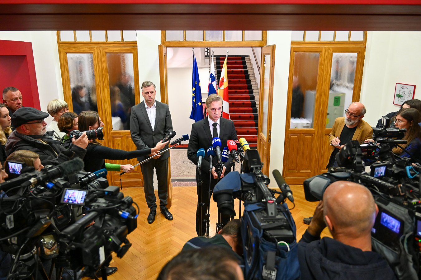 predsednik vlade Robert Golob in župan Gregor Macedoni Po napadu na občana odločno zahtevamo ukrepanje države