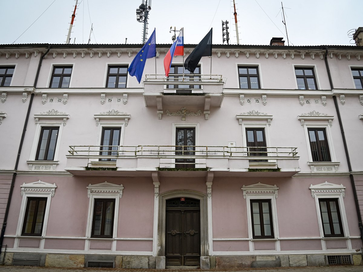 Obcina Krsko Številne občine v znak podpore po napadu na našega občana izobesile črne zastave