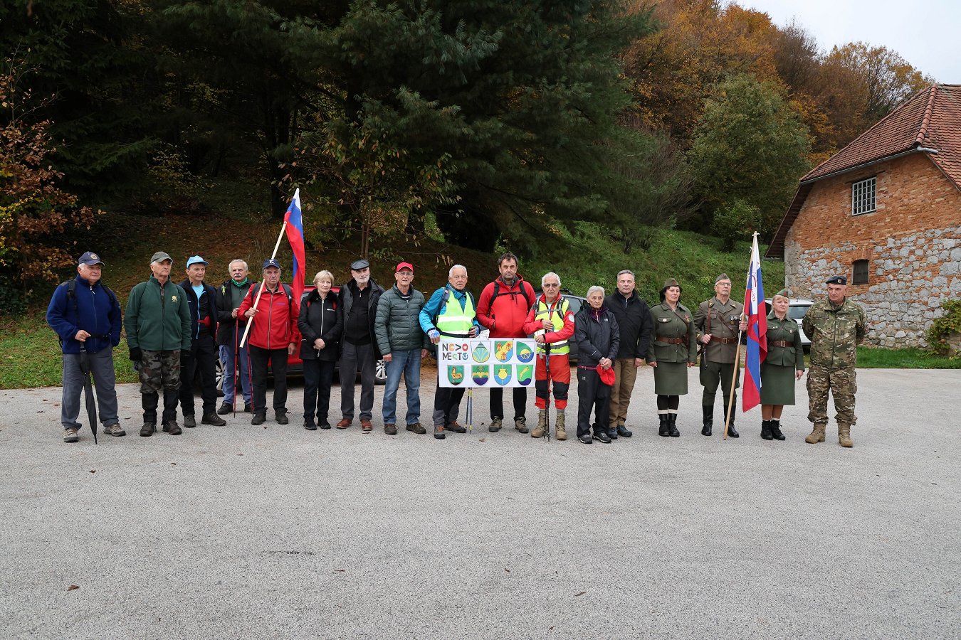 Pohodniki  na začetku pohoda v Luknji pri Prečni