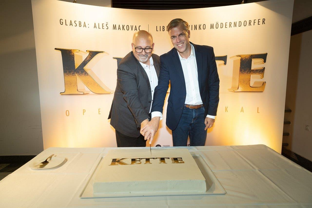 Aleš Makovac in Gregor Macedoni režeta torto Kettejeva torta – okusen poklon Novega mesta velikemu pesniku