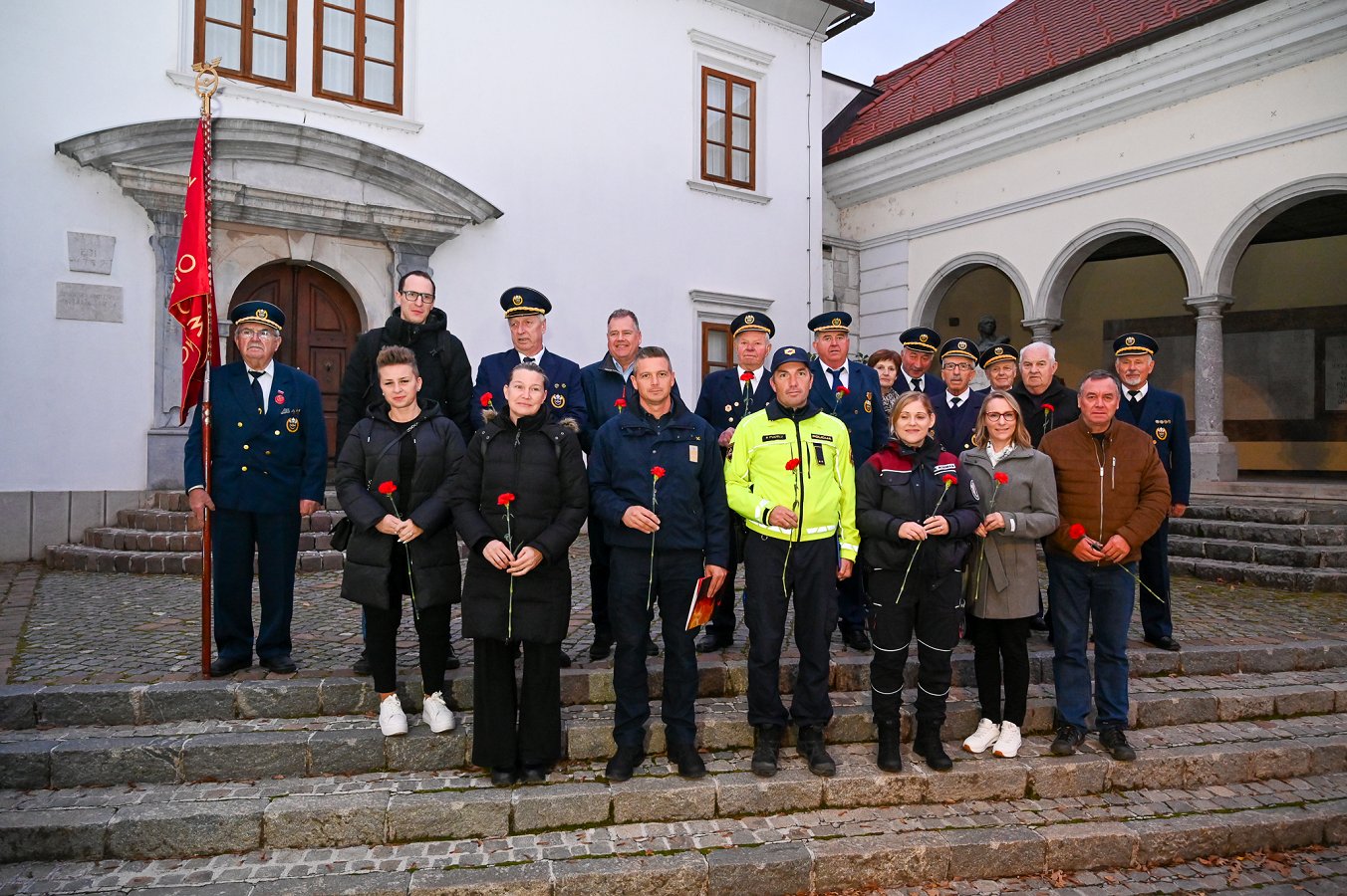 zbrani S polaganjem nageljnov obeležili spomin na žrtve prometnih nesreč
