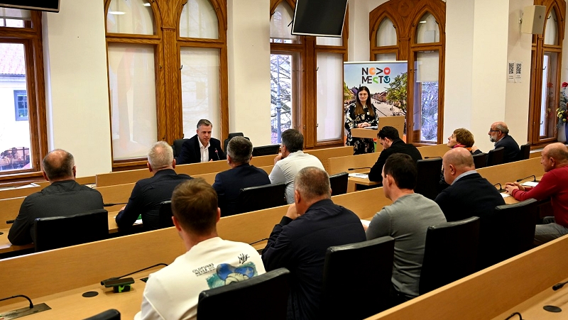 Župan ima uvodni govor v sejni sobi, za mizami sedijo podjetniki S subvencioniranjem obrestne mere  podjetniških posojil podprli 22 podjetij