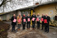 Podpisniki pred stavbo nekdanjega vrtca.jpg