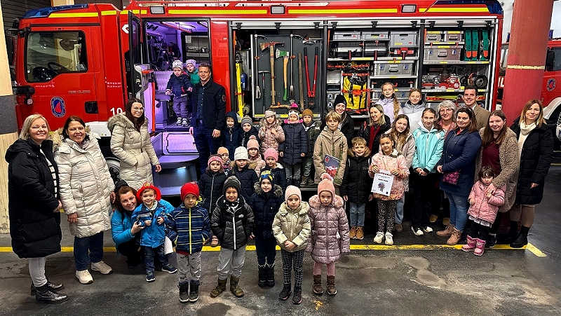 otroci na podelitvi priznanj in nagrad likovnega natečaja »Naša gasilska vozila« V gasilsko obarvanem likovnem natečaju sodelovalo kar 99 otrok