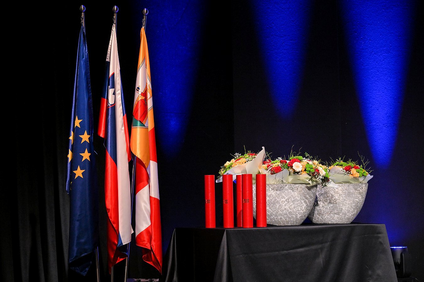 slika občinskih priznanj in nagrad  Objavljen javni razpis za občinska priznanja in nagrade za leto 2025