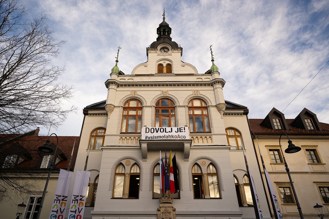 Rotovž z napisom_Dovolj je