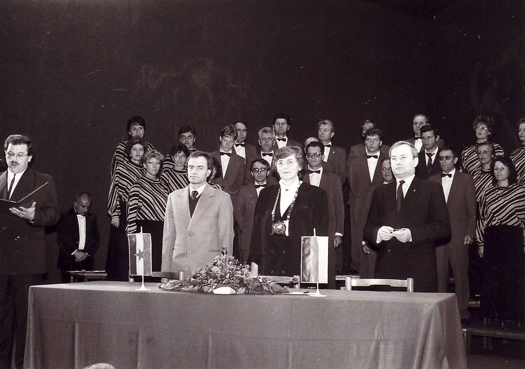 nekdanja županja mesta Langenhagen Waltraud Krückeberg ob podpisu pogodbe med partnerskima mestoma V spomin županji Langenhagna, pobudnici partnerstva med mestoma