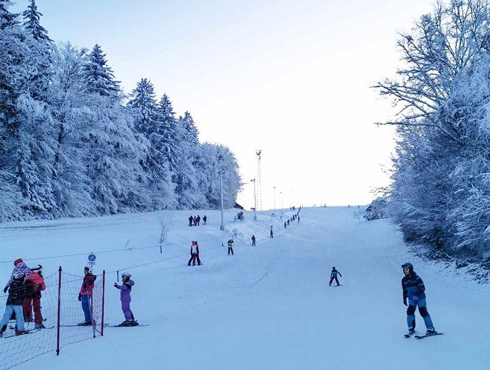 smučišče Brusnice - dva otroka smučata, ostali so na vlečnici