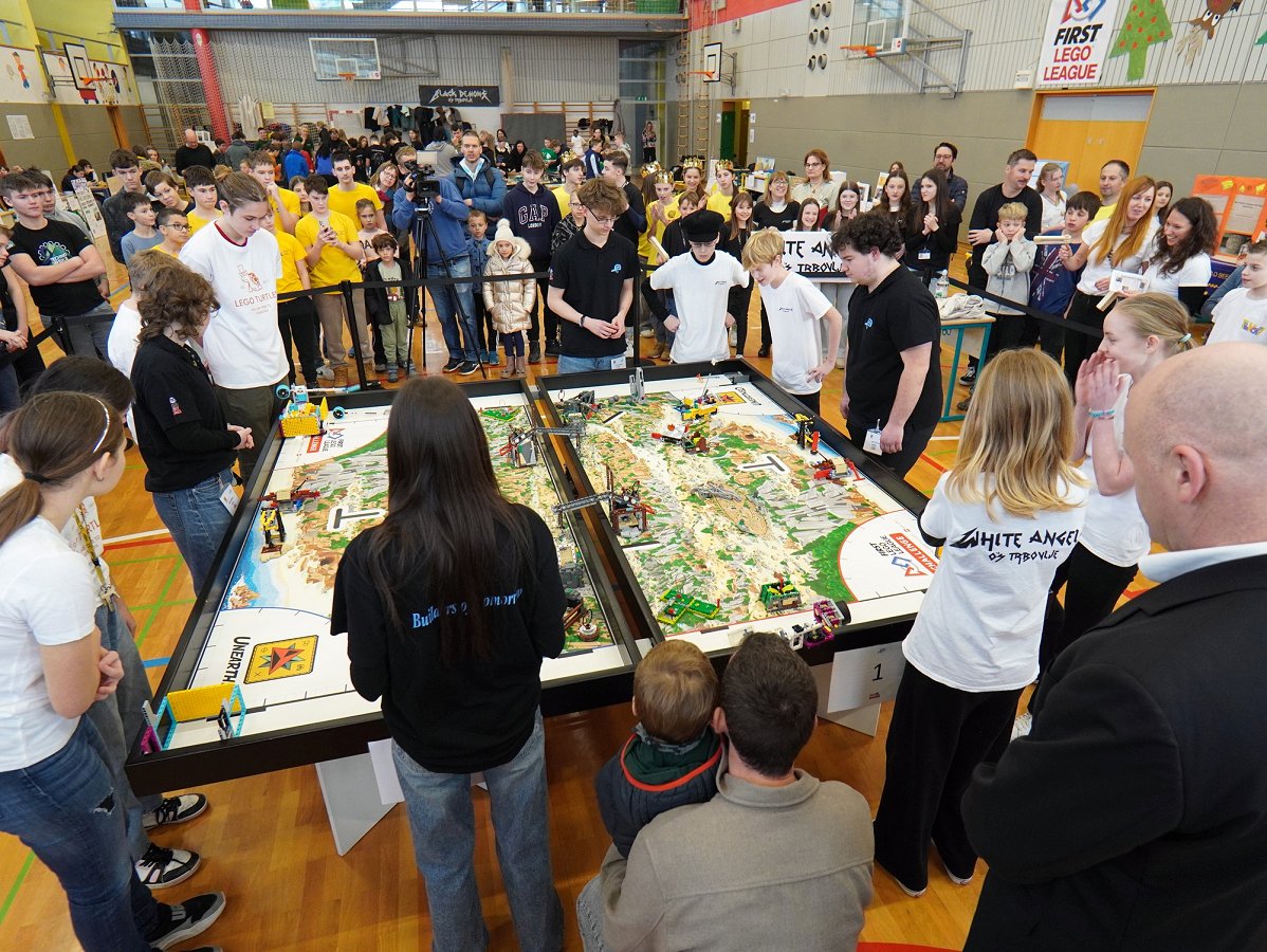 udeleženci tekmovanja med reševanjem nalog Regijsko tekmovanje First Lego liga združilo robotiko in arheologijo