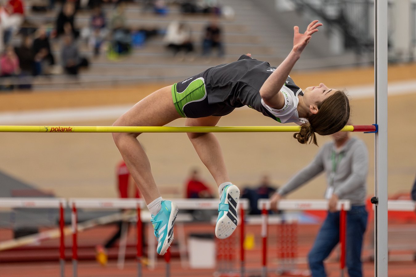 udeleženka atletskega tekmovanja med skokom v višino udeleženka atletskega tekmovanja med skokom v višino