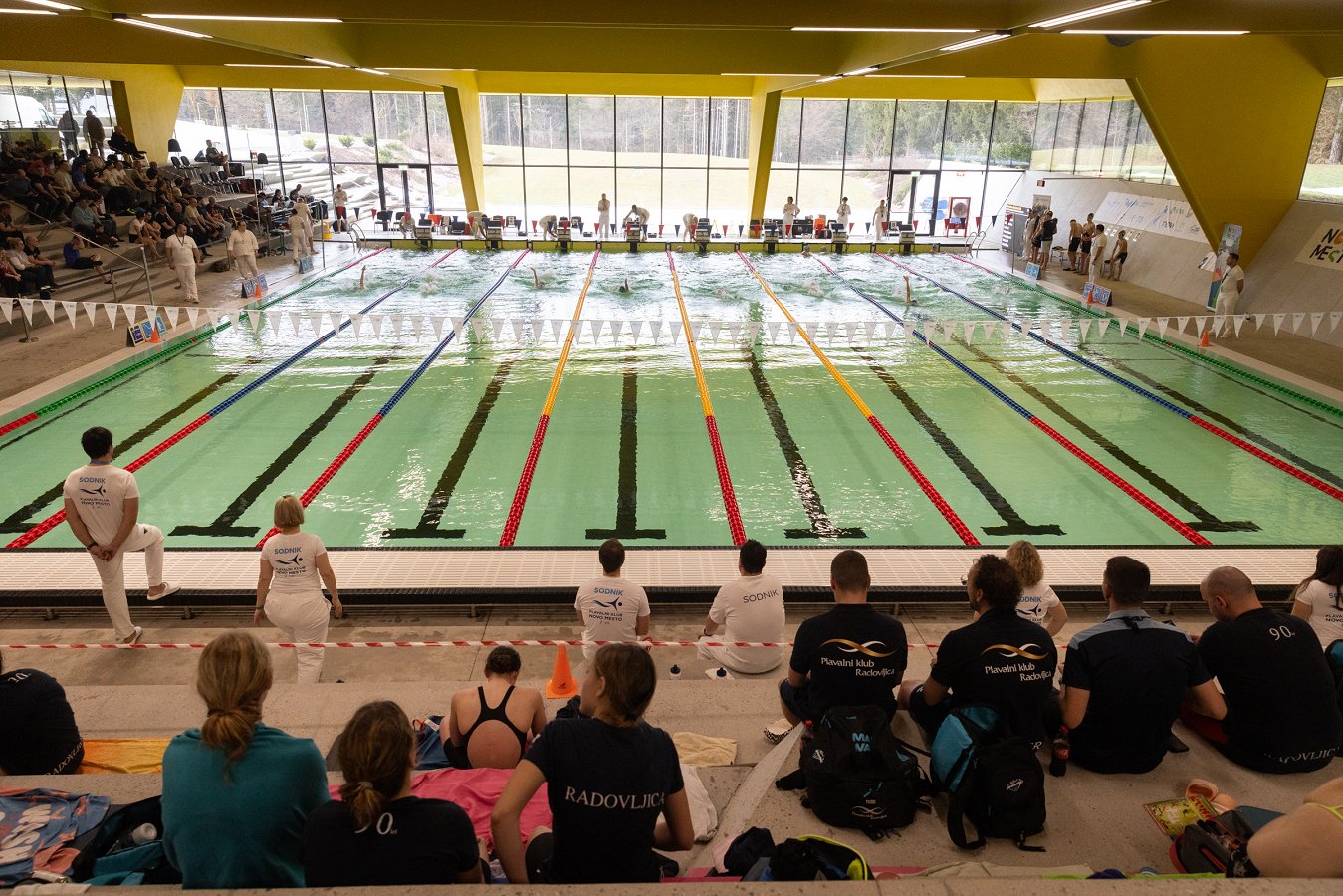 gledalci s tribun spremljajo tekmovanje plavalcev v Bazenu Novo mesto gledalci s tribun spremljajo tekmovanje plavalcev v Bazenu Novo mesto