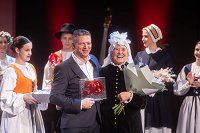 predsednik društva Gregor Blažič in Branka Moškon s priznanjem