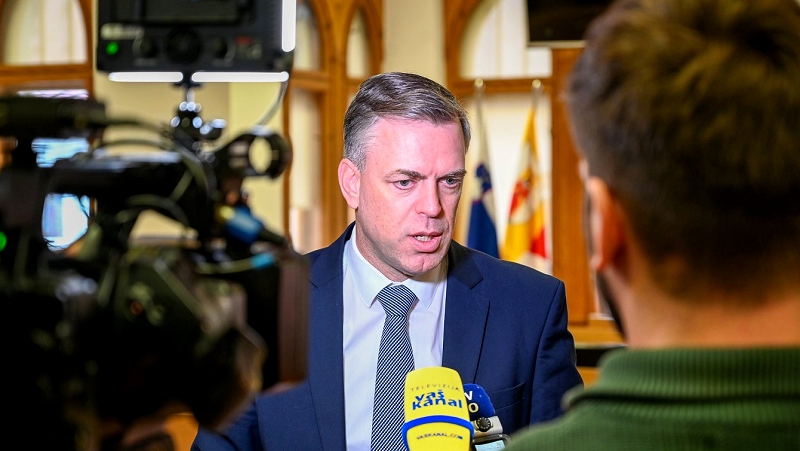 župan Gregor Macedoni med dajanjem izjave