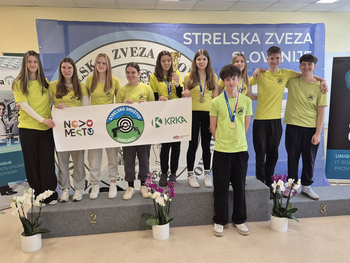 Člani Strelskega društva Gorjanci na zmagovalnem odru.