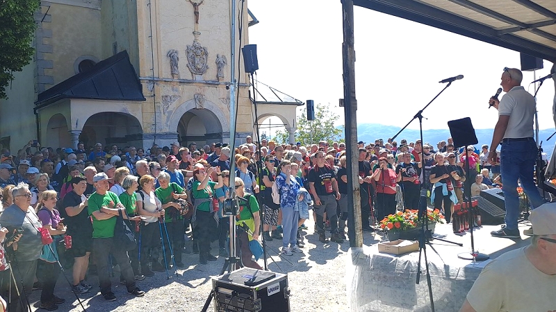 Zbirališče pri cerkvi