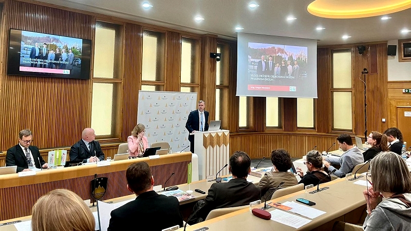 Župan Gregor Macedoni Župan Gregor Macedoni na posvetu o družini in družbi predstavil dobre prakse Novega mesta