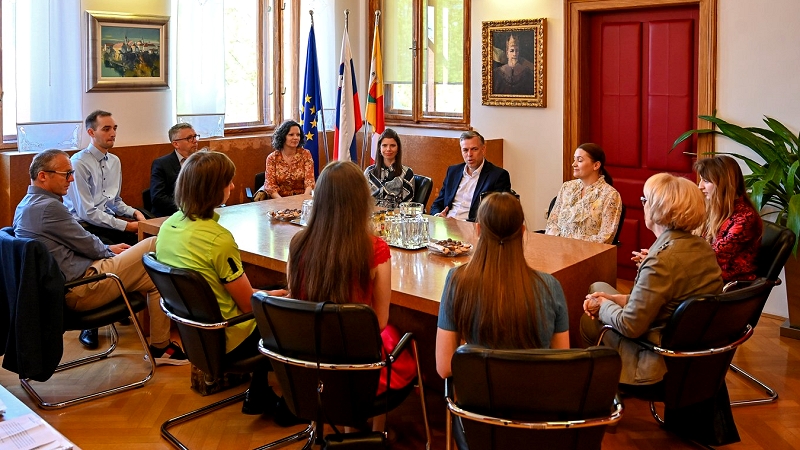 Srečanje s štipendistkami in štipendisti MO NM Srečanje štipendistk in štipendistov z županom in direktorico občinske uprave