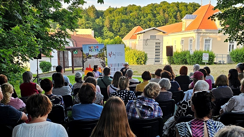 Feri Lainšek Na robu poletja v Parku Rastoče knjige - cikel pogovornih večerov v Knjižnici Mirana Jarca