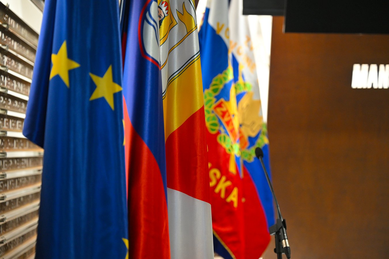 Na fotografijah so zastave, ki so bile postavljene na slovesnosti prihajajočem dnevu državnosti in spominskem dnevu Mestne občine Novo mesto