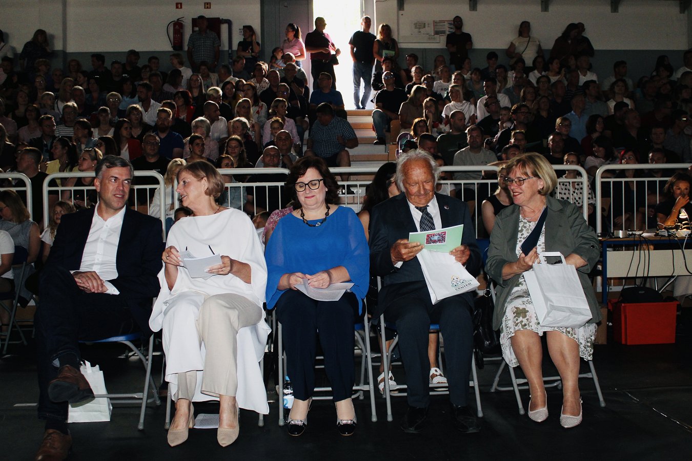 Na fotografiji so novomeški župan Gregor Macedoni ter ravnateljica in mentorji Osnovne šole Center, ki so se udeležili zaključne prireditve Na fotografiji so novomeški župan Gregor Macedoni ter ravnateljica in mentorji Osnovne šole Center, ki so se udeležili zaključne prireditve