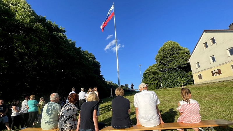 Na fotografiji je proslava ob Prazniku krajevne skupnosti Brusnice Brusnice v znamenju češenj in nove zastave velikanke