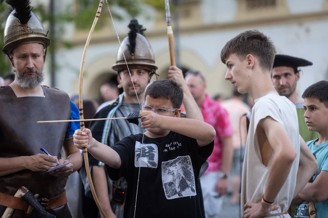 Na fotografiji je udeleženec 11. Praznika situl, ki se je pomeril v lokostrelstvu