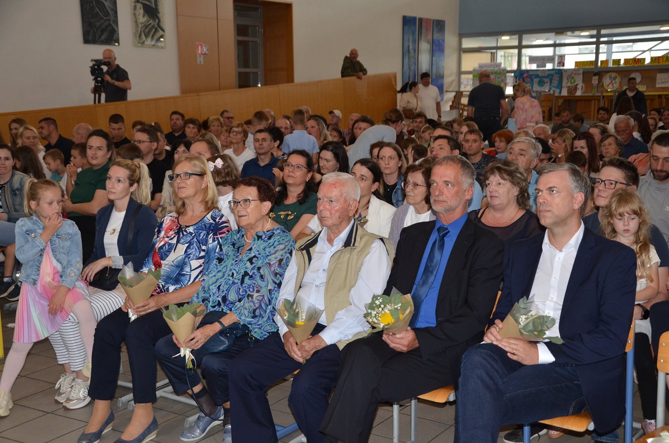 Na fotografiji je občinstvo na prazniku Krajevne skupnosti Drska