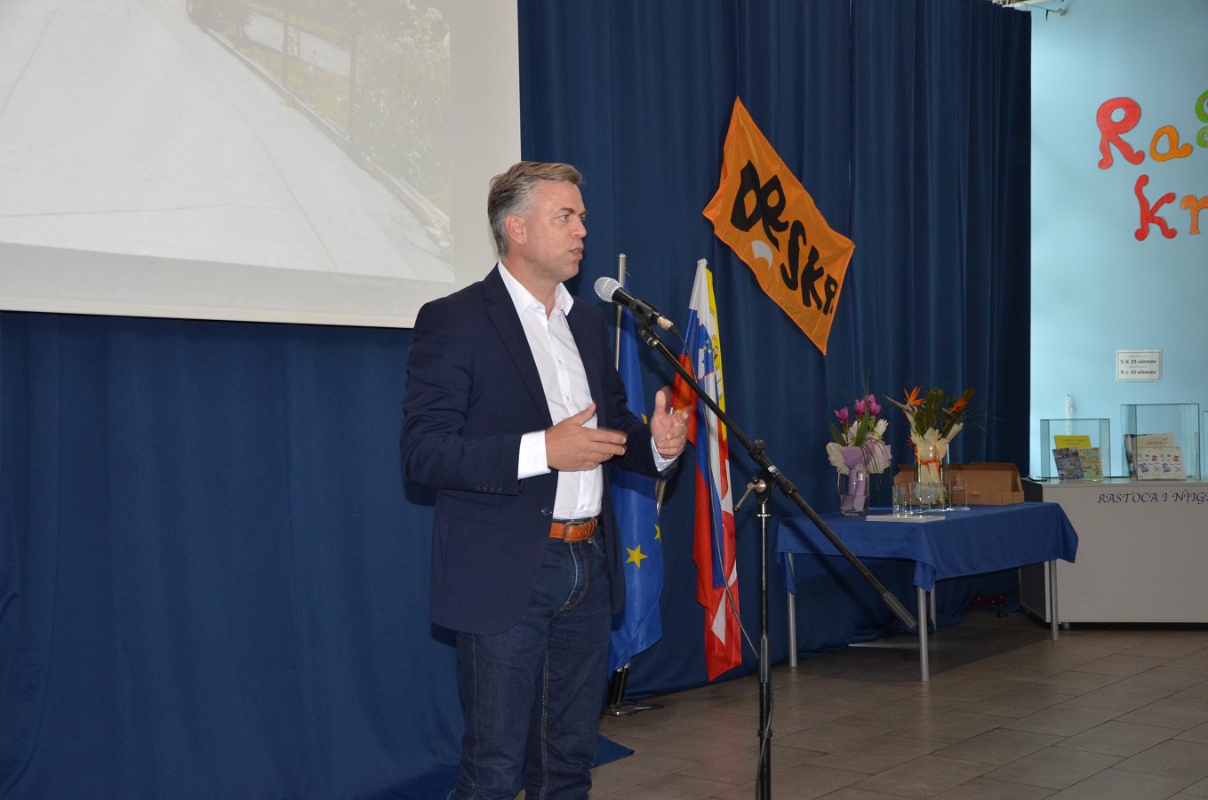 Na fotografiji je župan Gregor Macedoni ob nagovoru na prazniku Krajevne skupnosti Drska
