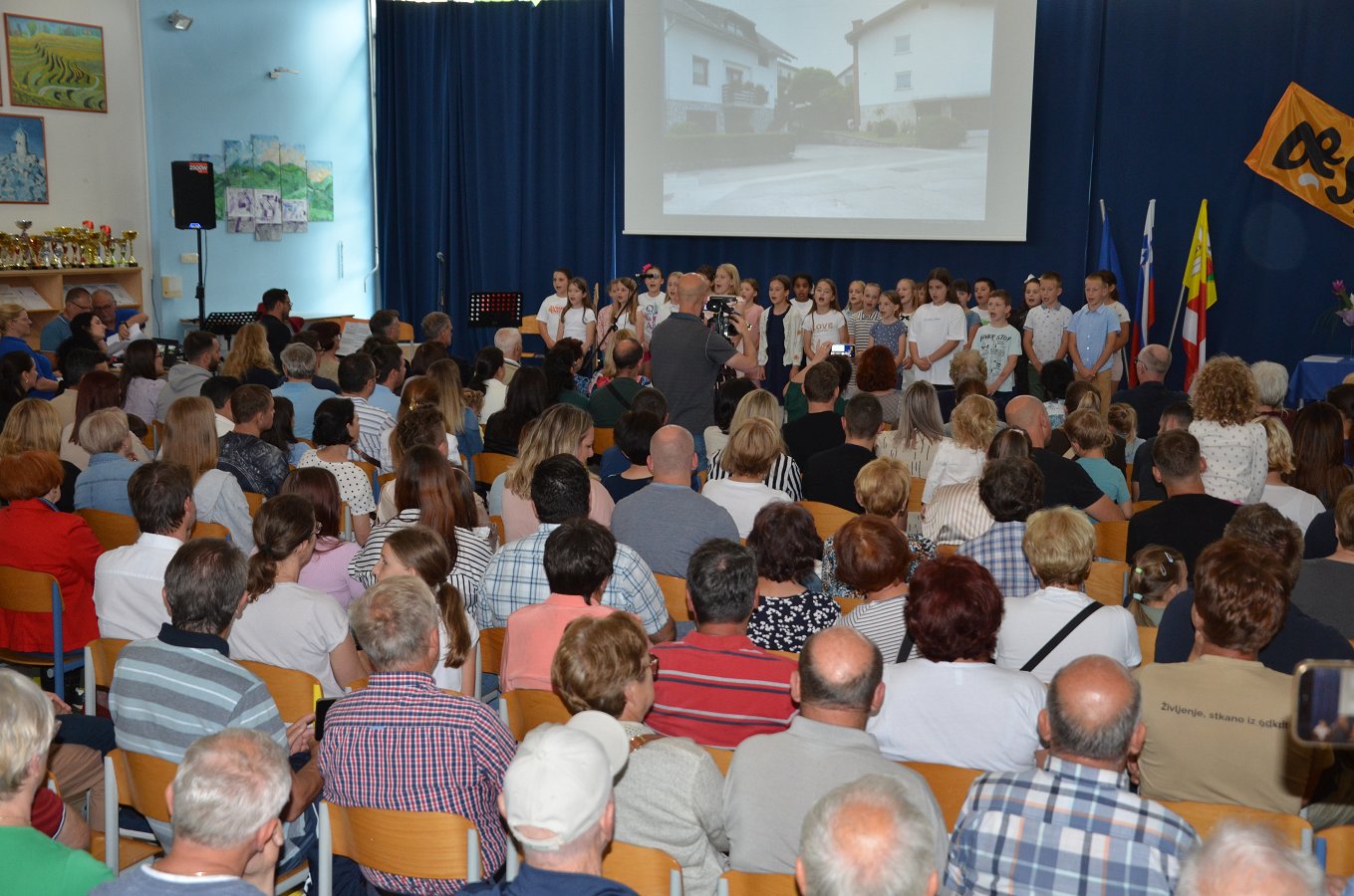 Na fotografiji so udeleženci proslave ob prazniku Krajevne Skupnosti Drska