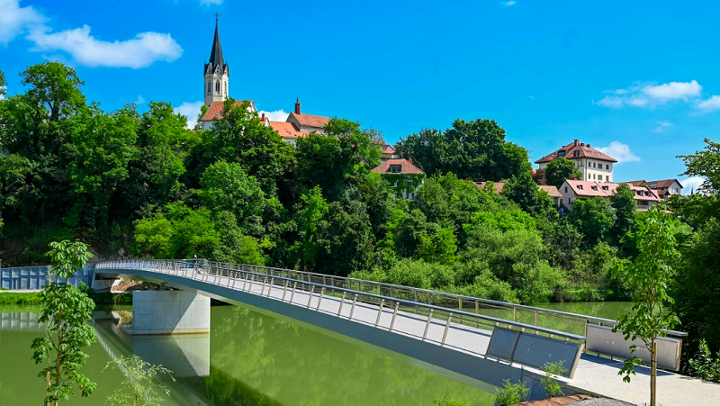 Na fotografiji je Julijina brv v Novem mestu Skoki v Krko z mostov in brvi dovoljeni le v času organiziranih prireditev