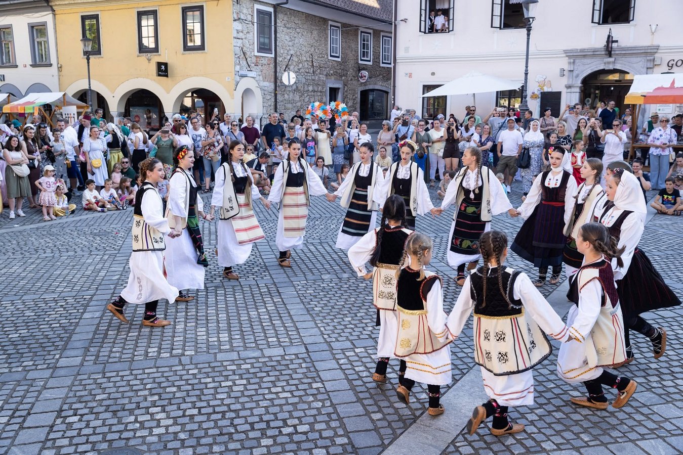 Na fotografiji so otroci iz dnevnih centrov društva, folklornih skupin, gostov iz Banjaluke in Hrvaške Na fotografiji so otroci iz dnevnih centrov društva, folklornih skupin, gostov iz Banjaluke in Hrvaške