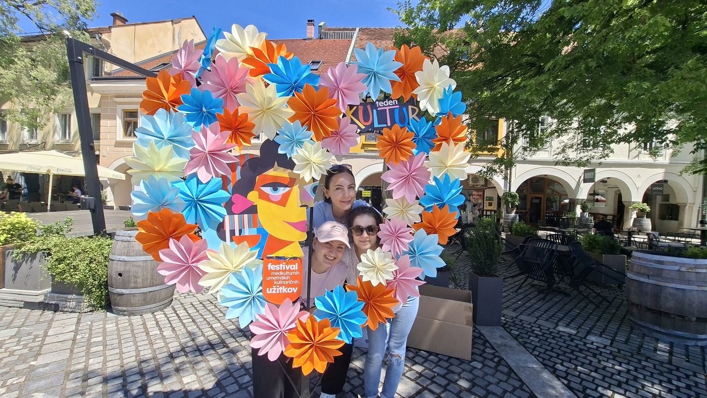 Na fotografiji je srce iz papirnatih pahljač, ki se je uporabil kot okvir za fotografije na Tednu kultur Na fotografiji je srce iz papirnatih pahljač, ki se je uporabil kot okvir za fotografije na Tednu kultur