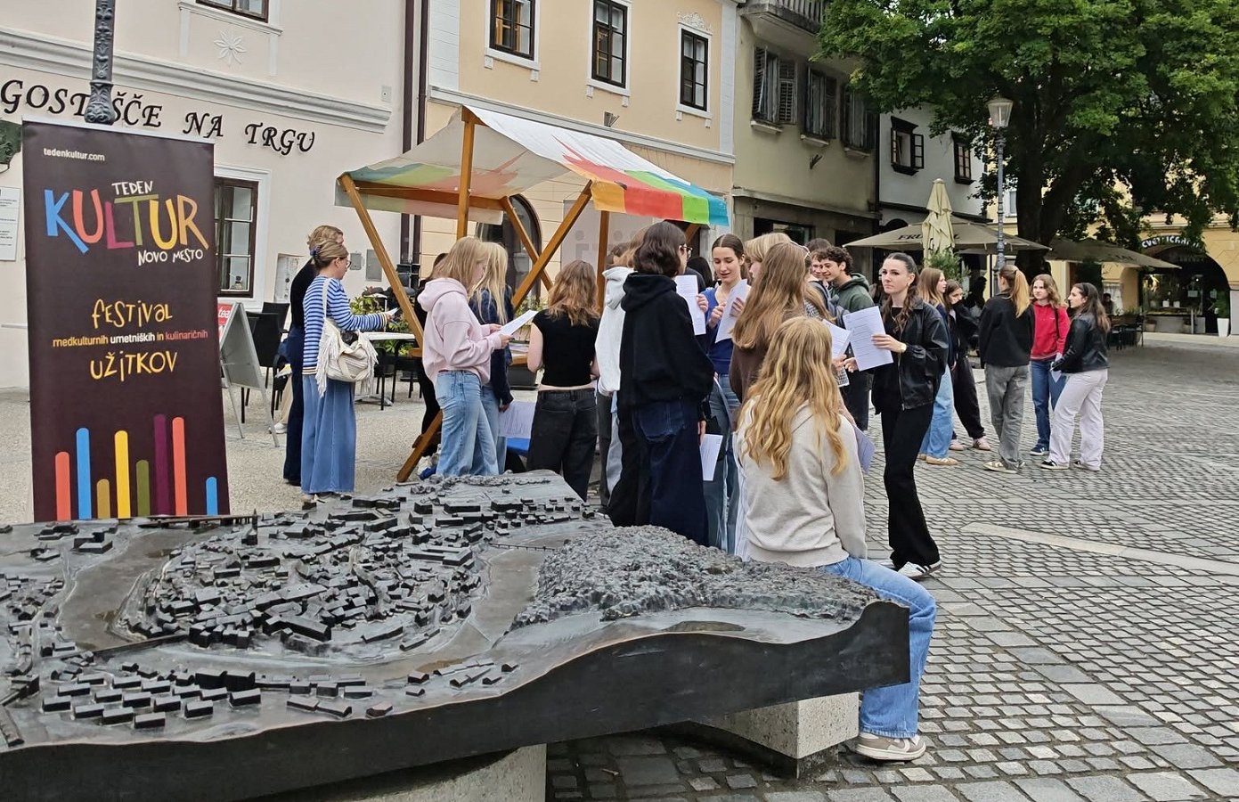 Na fotografiji je Živa knjižnica, ki je potekala v sklopu Tedna kultur Na fotografiji je Živa knjižnica, ki je potekala v sklopu Tedna kultur