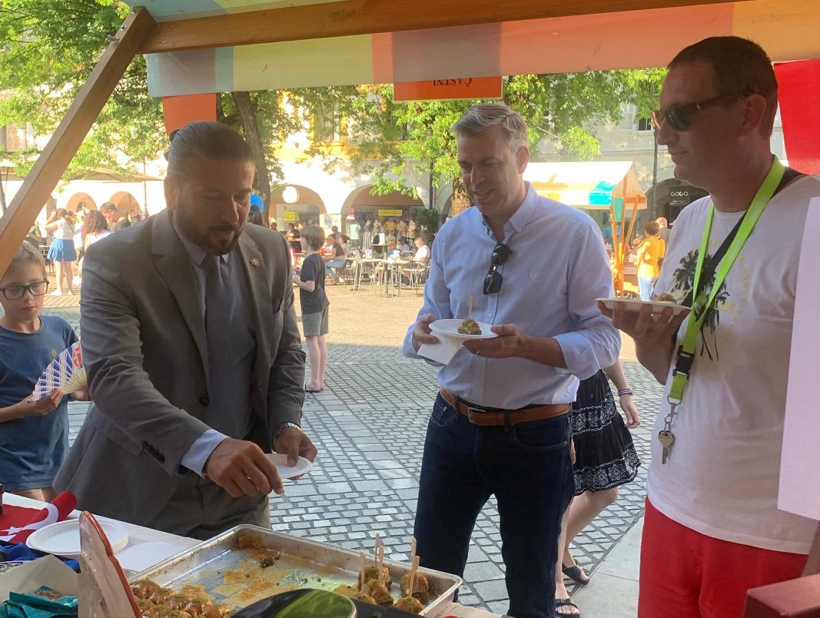 Na fotografiji je župan Gregor Macedoni med pokušanjem hrane Na fotografiji je župan Gregor Macedoni med pokušanjem hrane