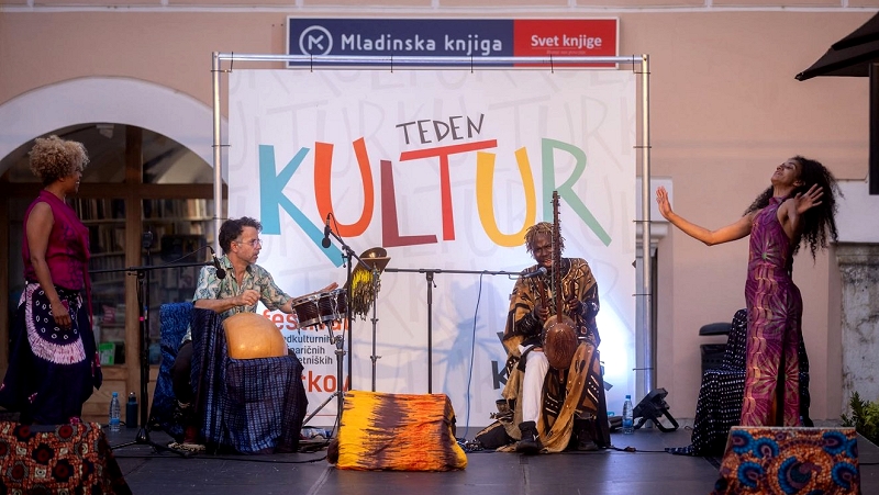 Na fotografiji so nastopajoči na Tednu kultur Teden kultur 2026: pet dni okusov, glasbe in plesa na Glavnem trgu