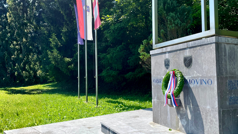 Na fotografiji je spominsko obeležje z vencem na Pogancih S polaganjem venca v Pogancih in Prečni obeležili spominski dan občine in dan državnosti