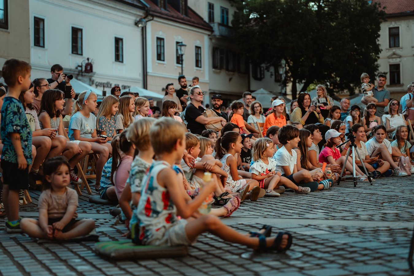 Na fotografiji so otroci, ki so se udeležili festivala Rudi Potepuški