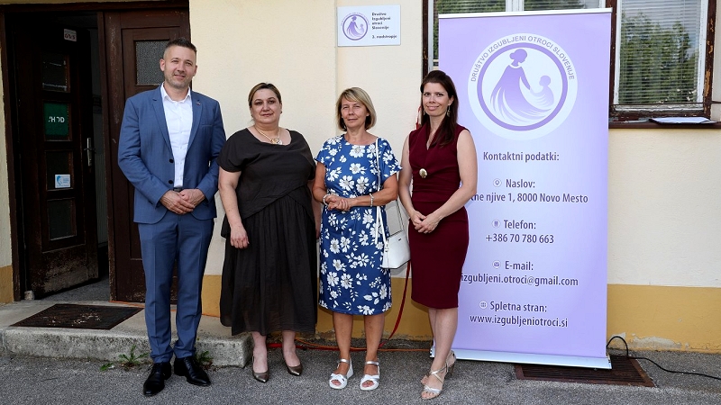 Na fotografiji so predsednica društva Izgubljeni otroci Slovenije, direktorica občinske uprave Jana Bolta Saje in ostali udeleženci otvoritve pred vhodom v nove prostore društva