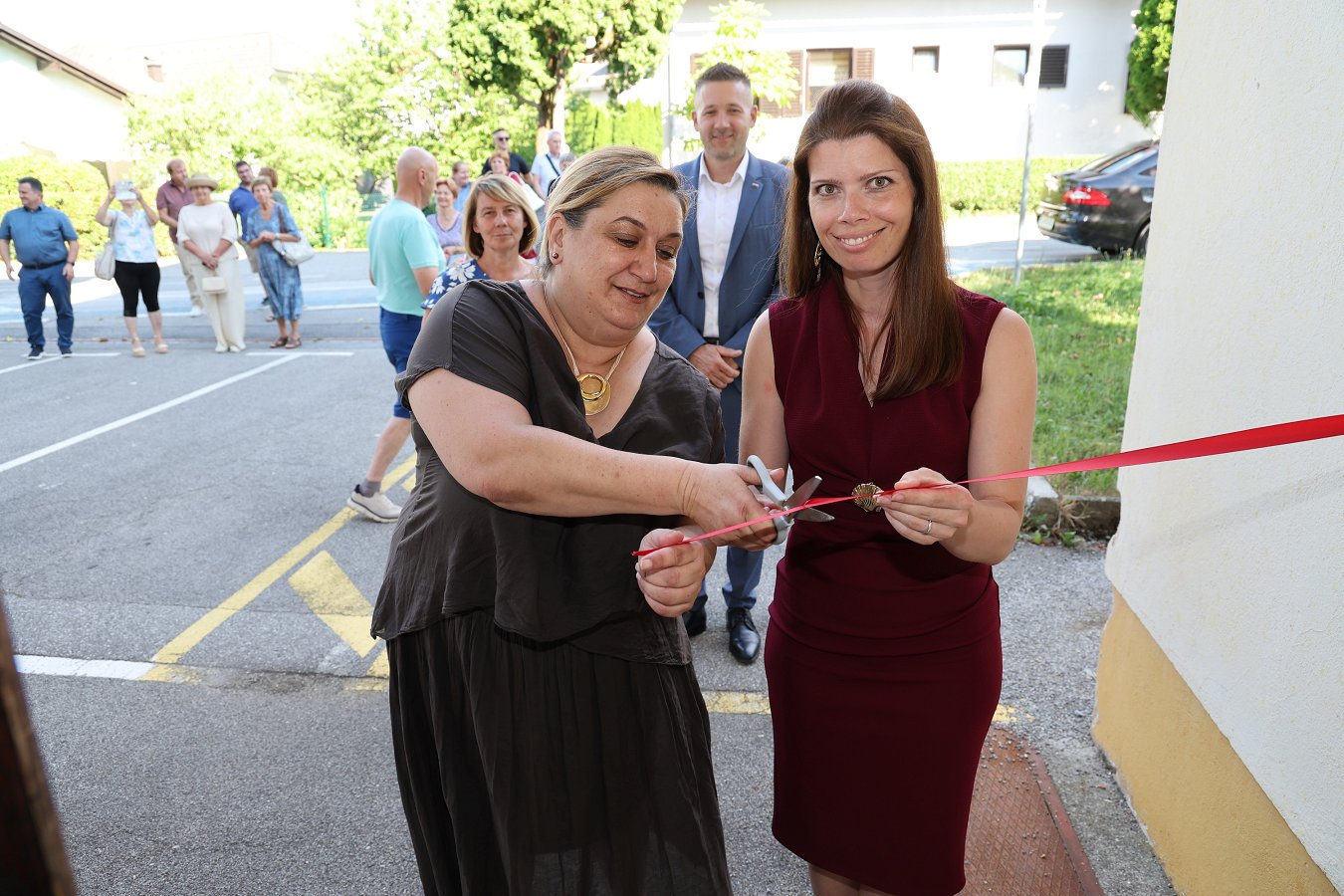 Na fotografiji sta predsednica društva Izgubljeni otroci Slovenije in direktorica občinske uprave Jana Bolta Saje med prerezom slavnostnega traku