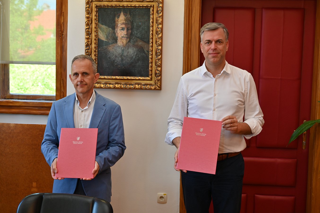 Na fotografiji sta župan in izvajalec s podpisanima pogodbama