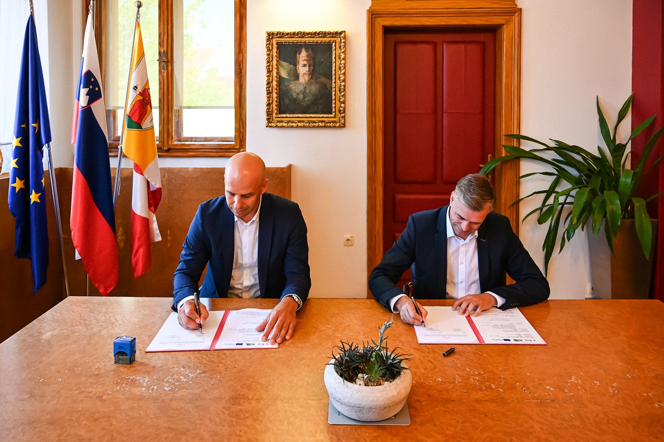 Na fotografiji sta župan Macedoni in direktor CGP Gosenca med podpisom pogodbe Na fotografiji sta župan Macedoni in direktor CGP Gosenca med podpisom pogodbe