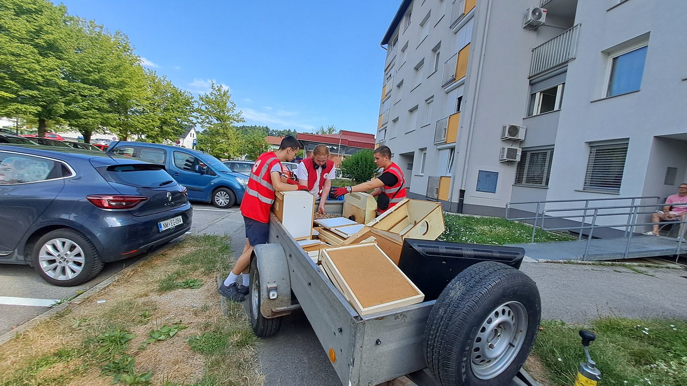 Na fotografiji so mladi prostovoljci med pripravo na odvoz kosovnih odpadkov