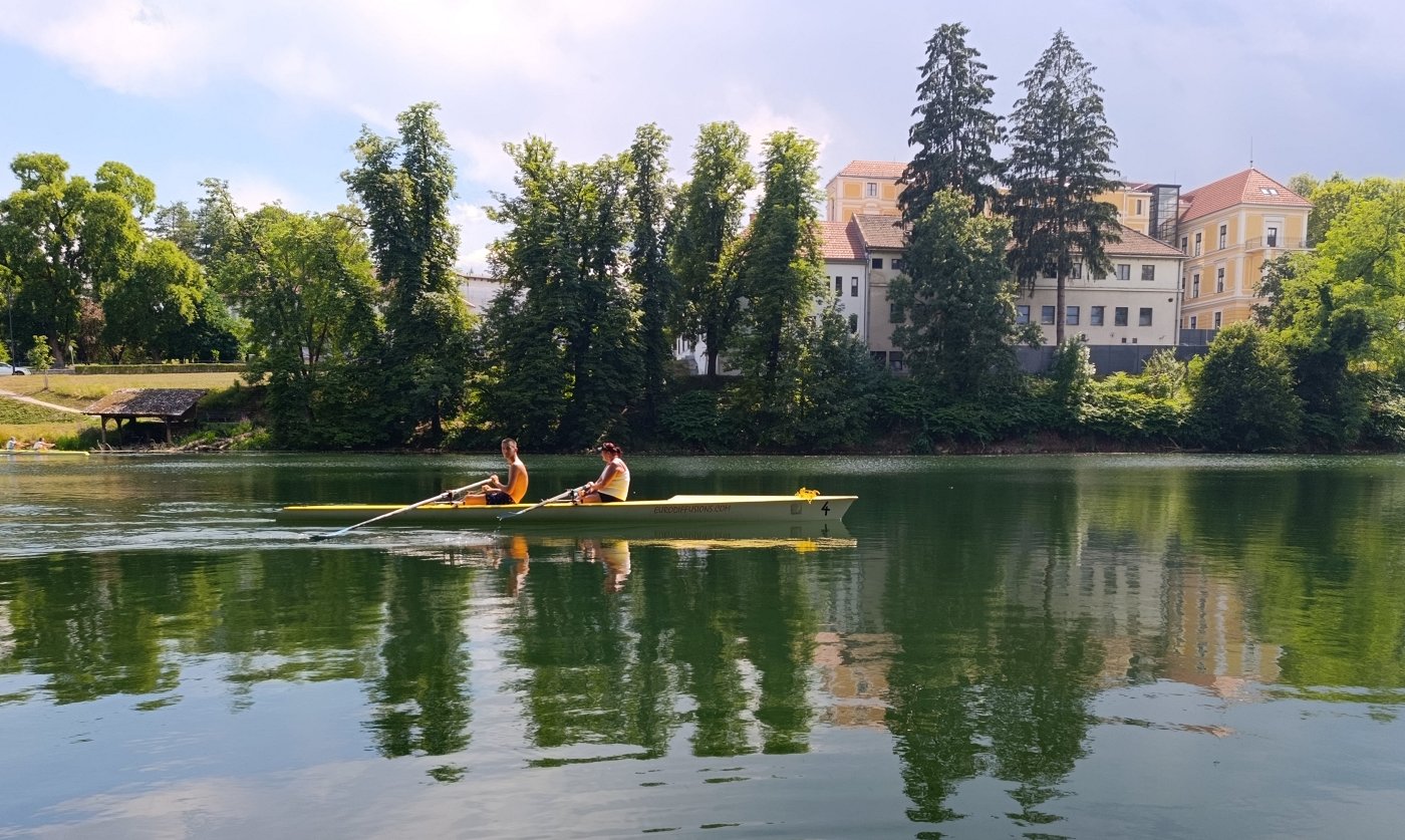 Na fotografiji sta veslača med veslanjem na Krki